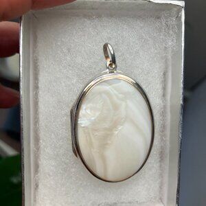 Mother or Pearl  925 Sterling Silver loclet.
